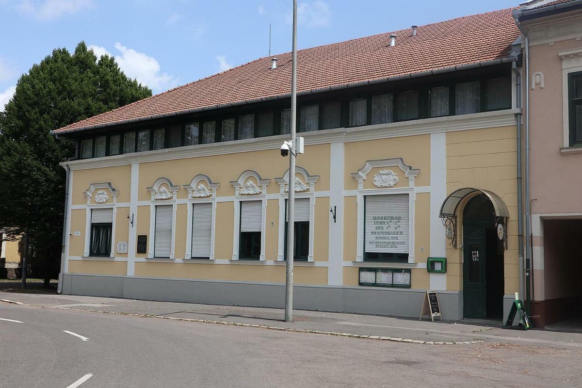 Hotel Szlovak Panzio à Bekescsaba Extérieur photo